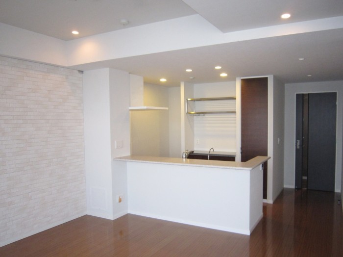 特注パイプラック&グラスホルダーで見せる収納に 特注パイプラック&グラスホルダーで見せる収納に